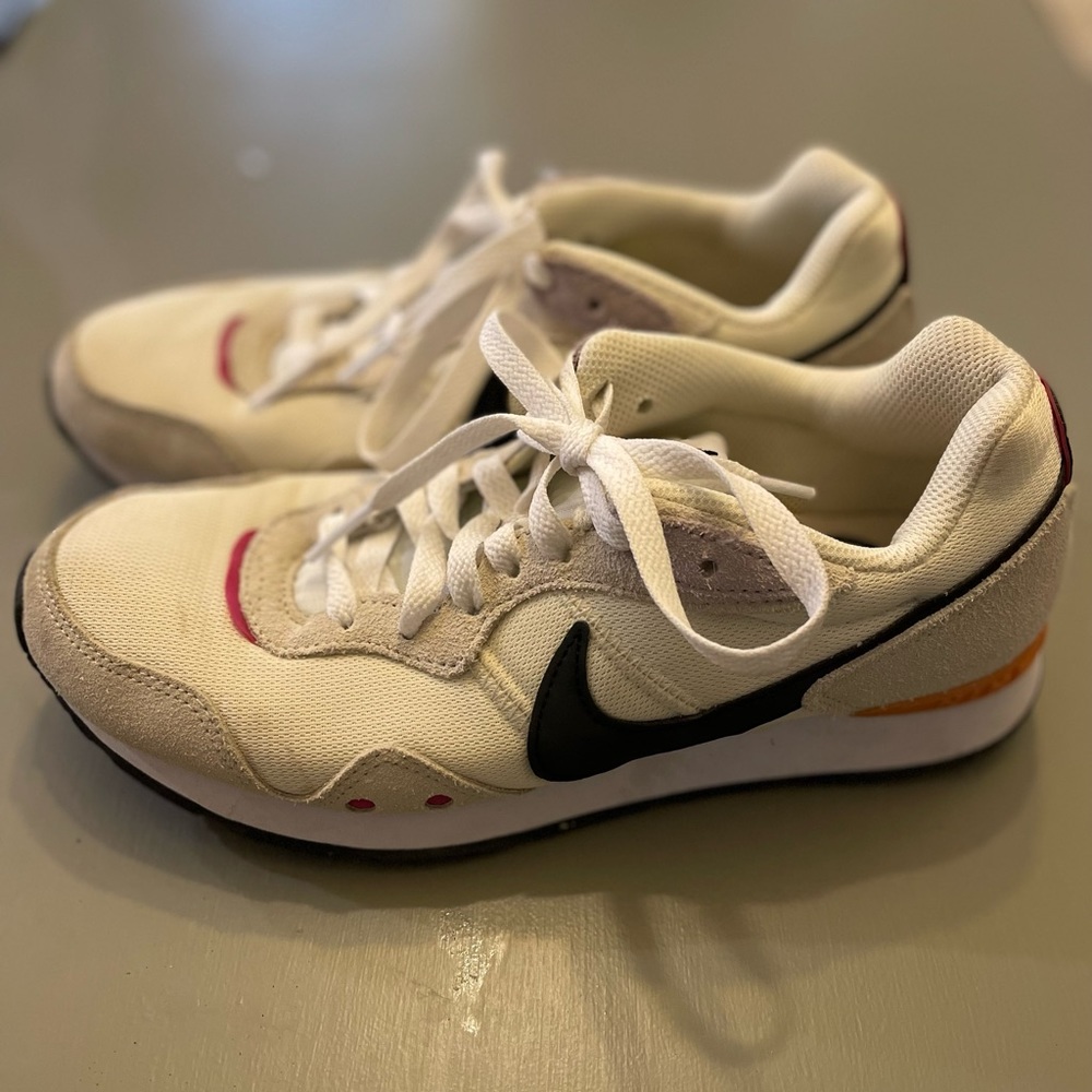 *SOLD* Women’s Nike size 7.5